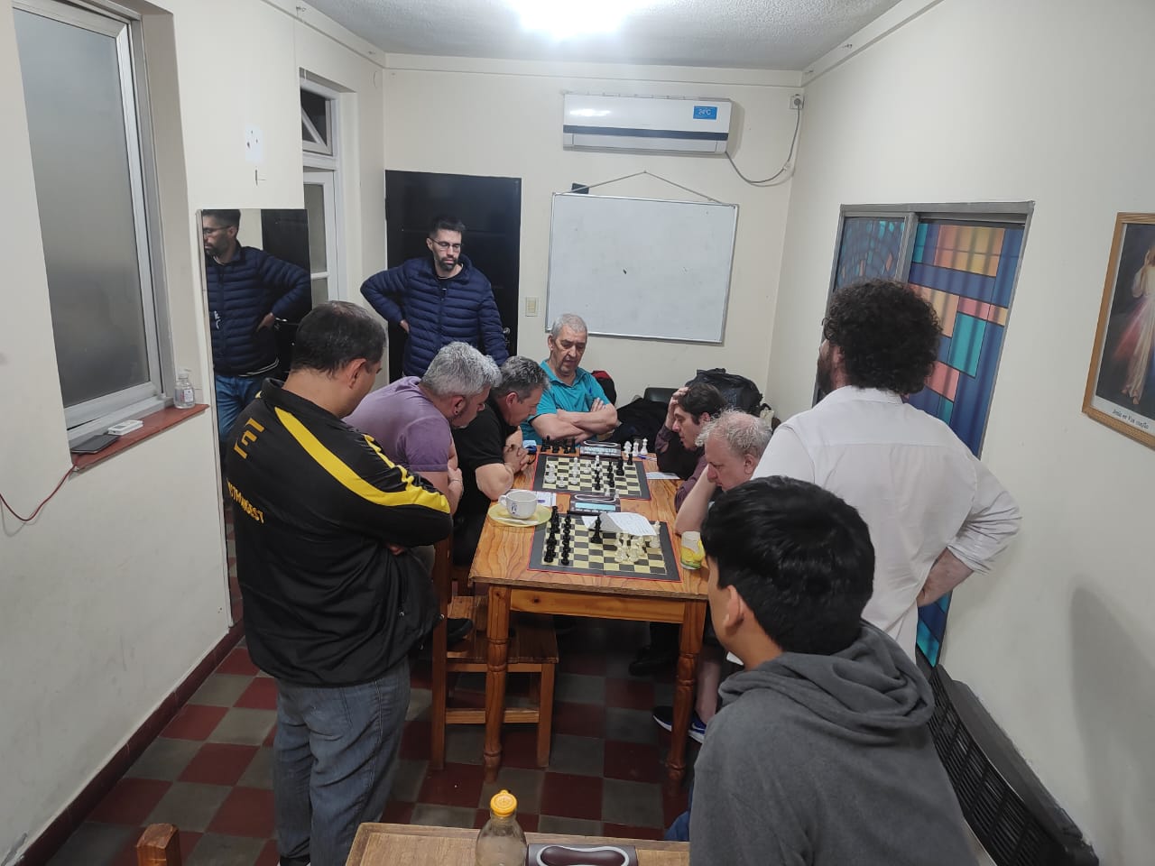 El público se agolpó para seguir de cerca la partida en mesa 1 de Escalada vs. Biblioteca 1ro de Mayo: CM Alejandro Botta vs. Cristian Narea