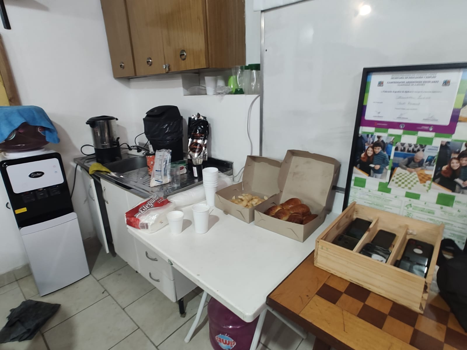 La despensa de Bernal a full, hubo café y medialunas de cortesía para los jugadores