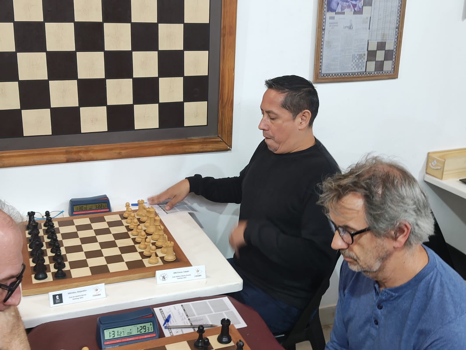 Fabián Ponzo con blancas y Raúl Mayo con negras (Monte Grande, mesas 3 y 2, respectivamente)