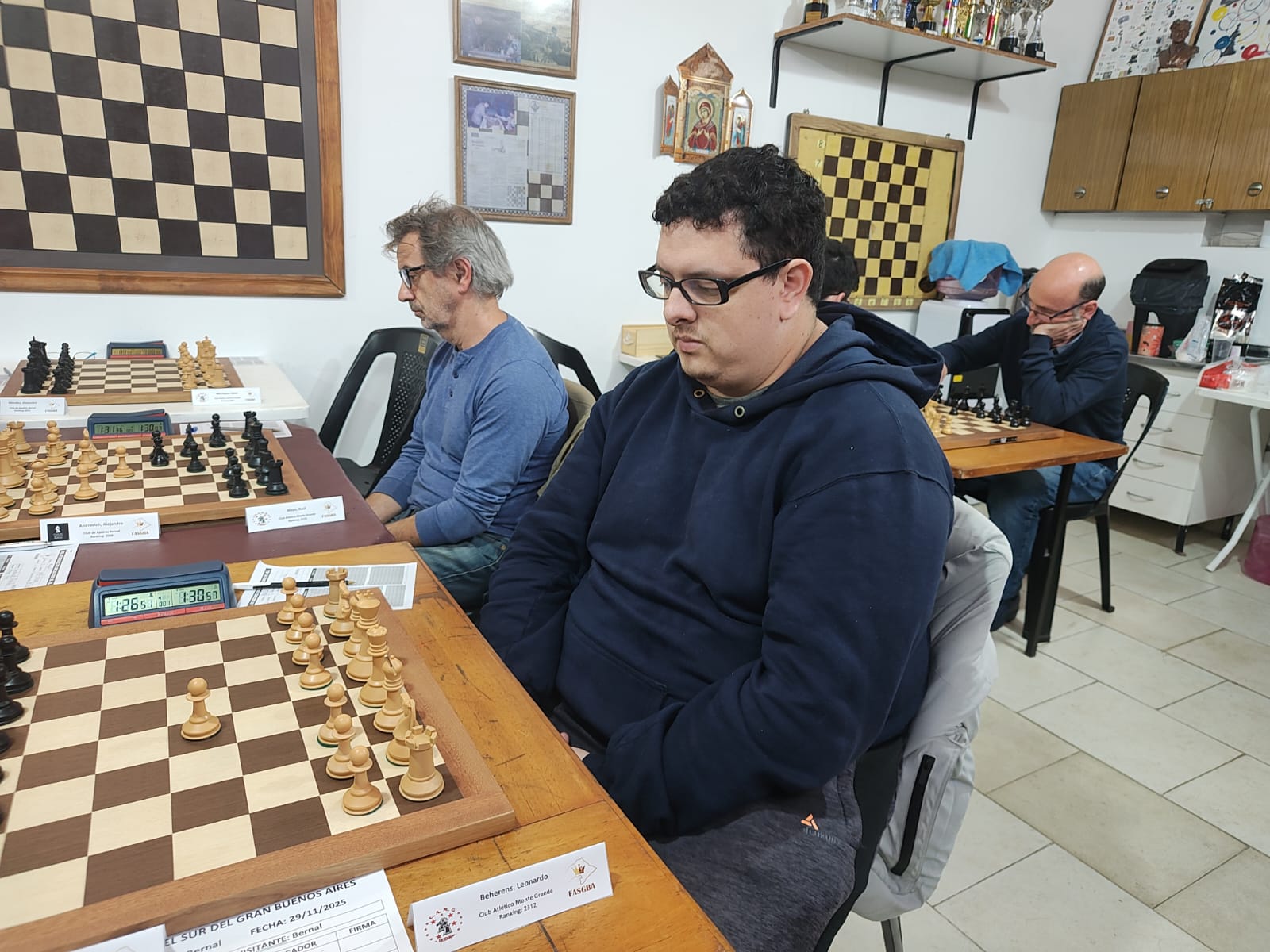 Leonardo Beherens con blancas y Raúl Mayo con negras (Monte Grande, mesas 1 y 2, respectivamente)