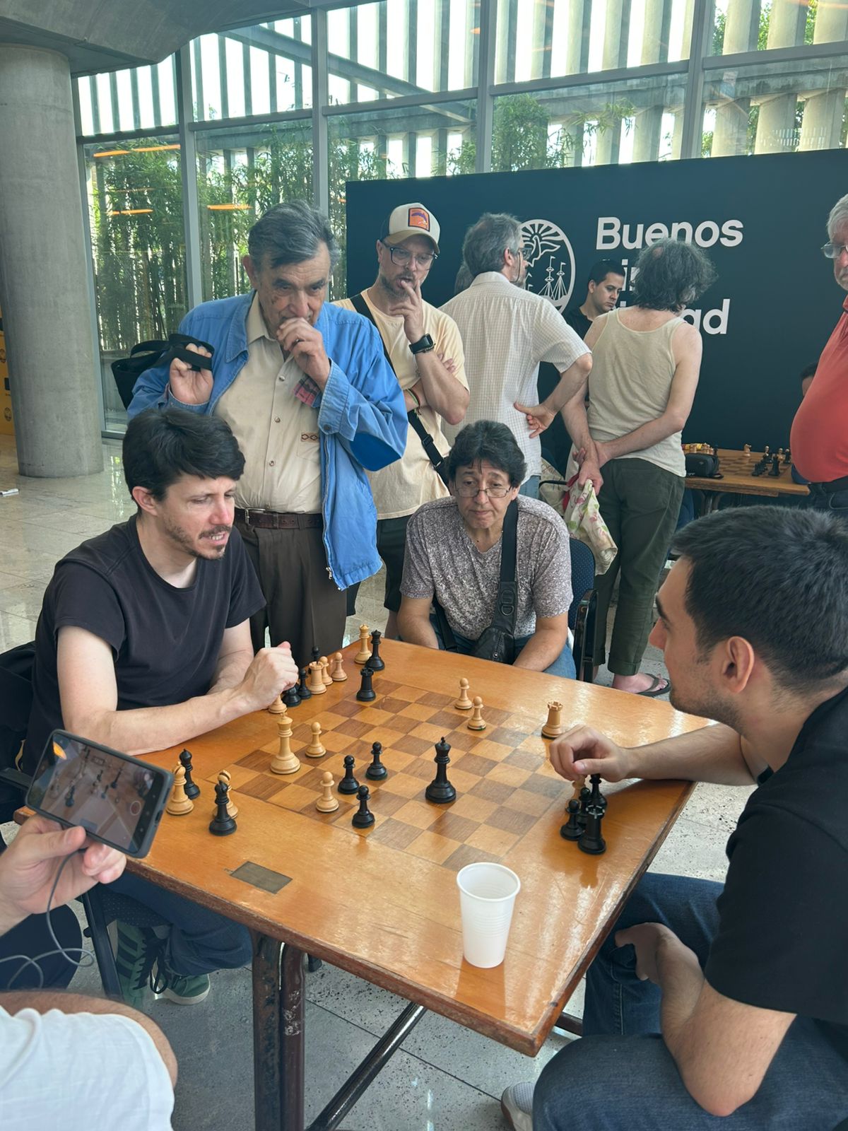 El campeón GM Diego Flores analizando animadamente sus tablas con su escolta el GM Federico Pérez Ponsa