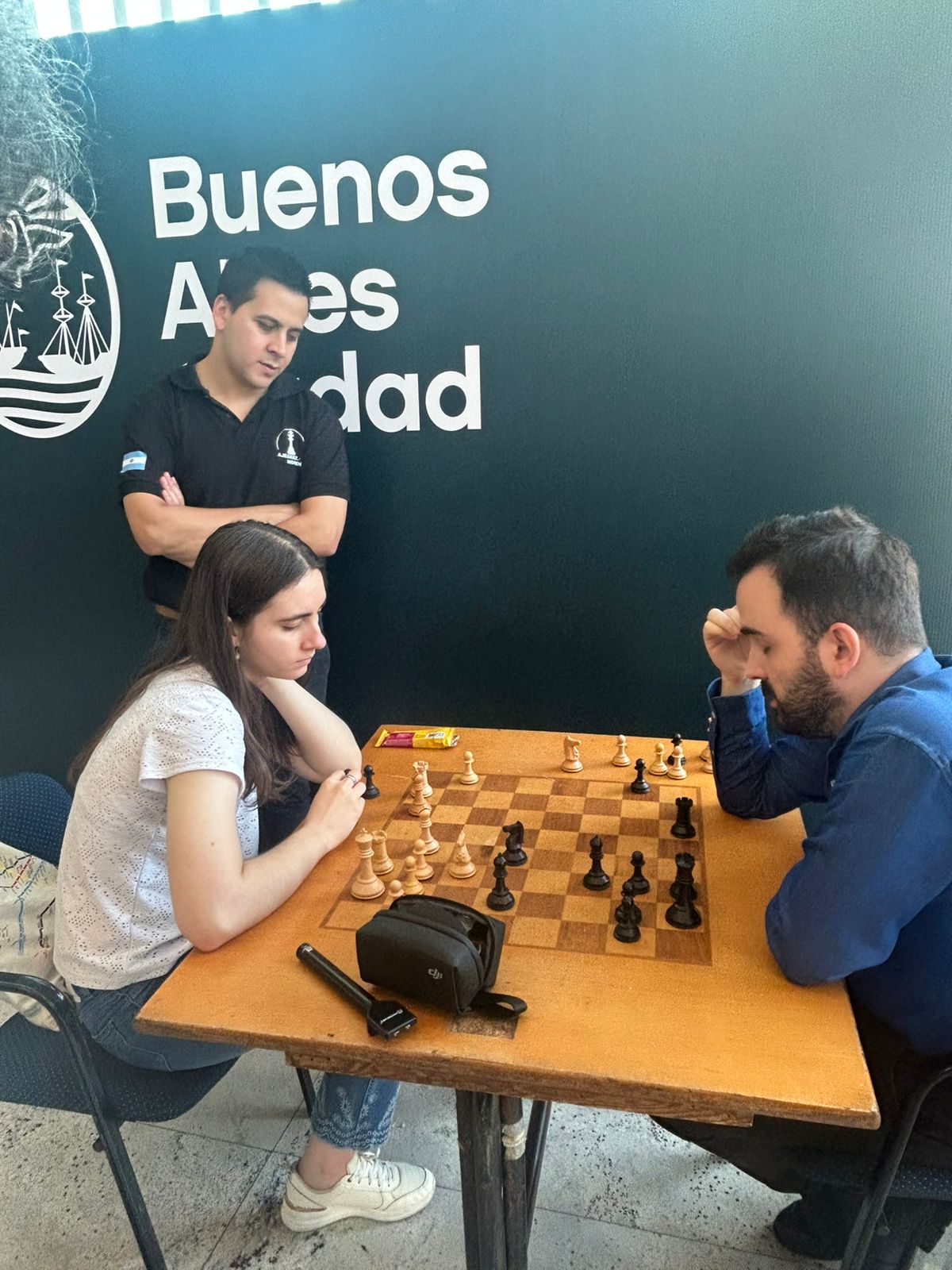 WGM Candela Francisco Guecamburu analizando sus tablas de la última ronda con el GM Leonardo Tristán