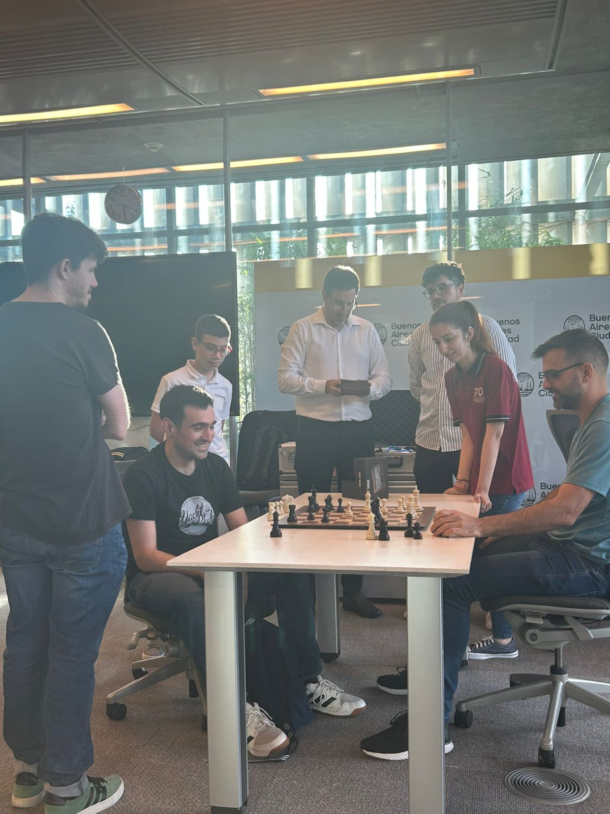 El momento del relax después del torneo con un blitz informal entre el GM Federico Pérez Ponsa y el MI Mario Villanueva