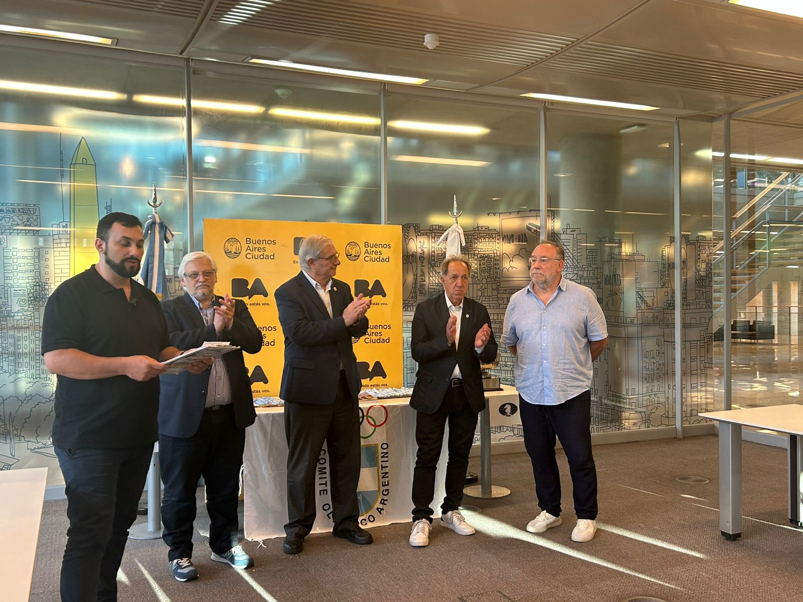 De izq. a der.: MI Benjamín Mela, Alejandro Sass, Mario Moccia (presidente del COA), Ing. Mario Petrucci y Gustavo Inganni (Jefe de Gabinete de la Secretaría de Deportes)