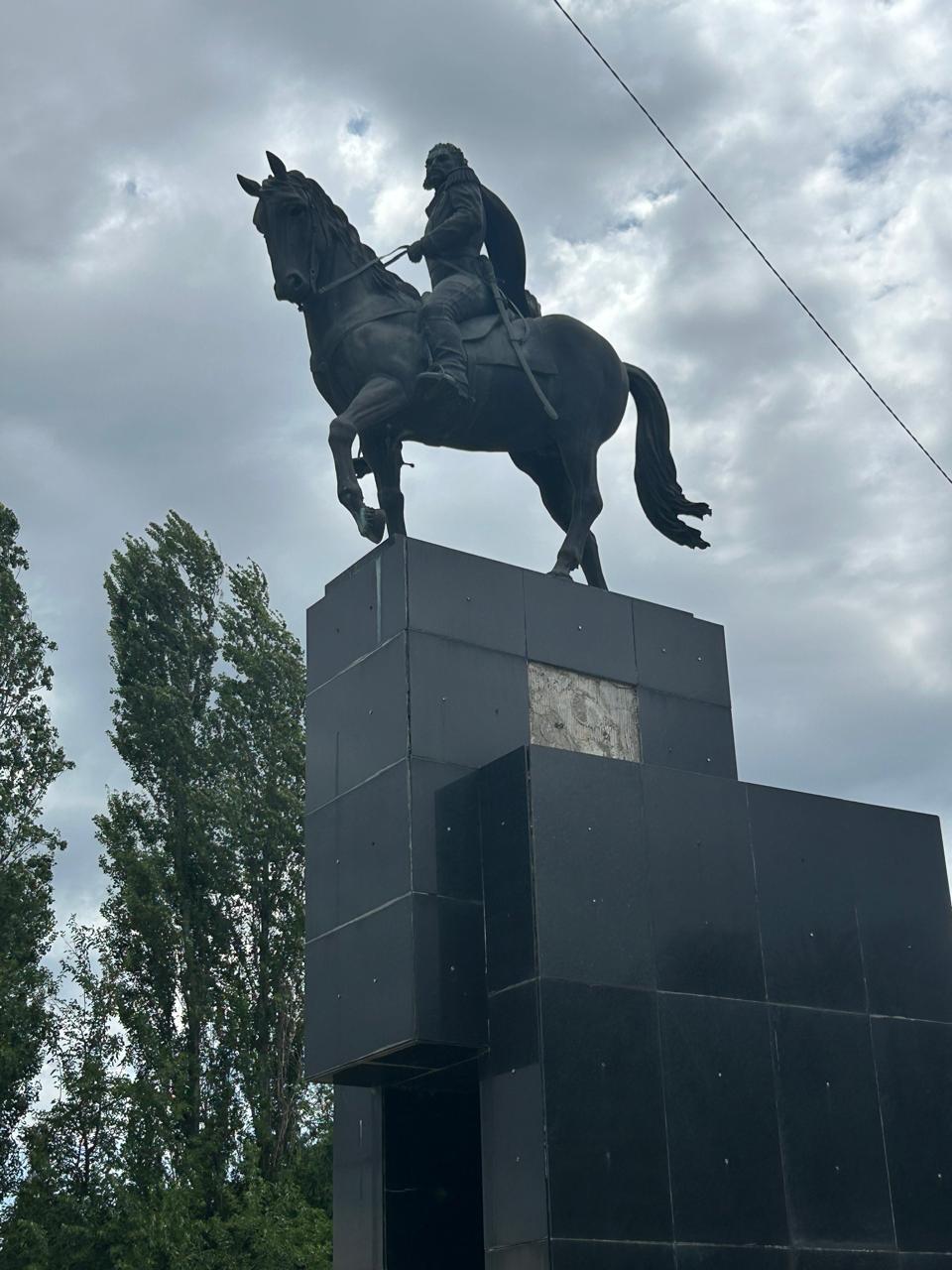 Monumento al Gral. Juan Bautista Bustos, primer Gobernador de Córdoba, en el sitio de la Batalla de San Roque (22.04.1829)