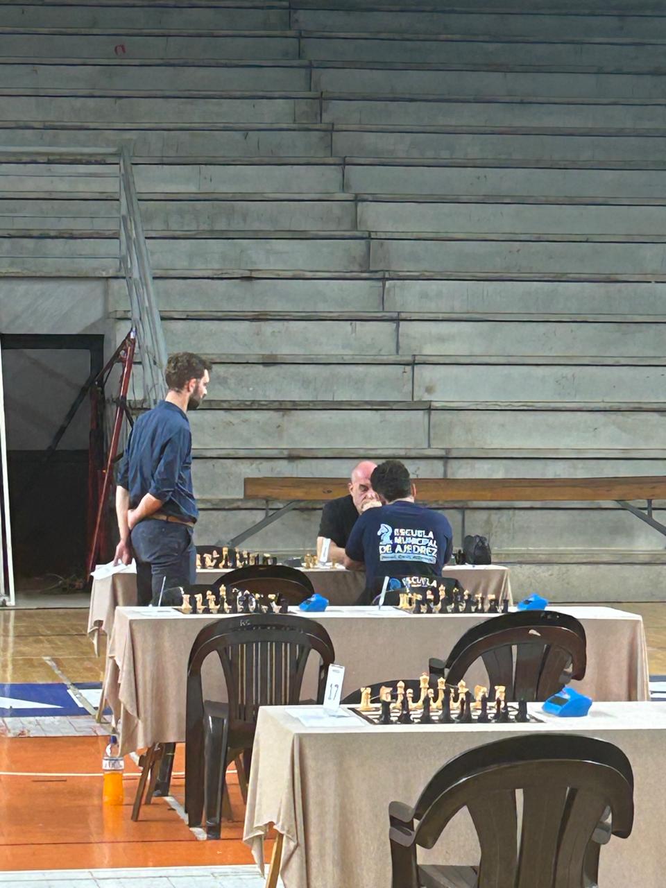 Los estoicos gladiadores quedaron solos hasta bien entrada la noche